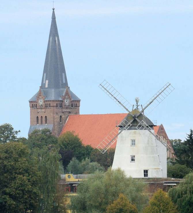 Stadtkirche und Windmühle