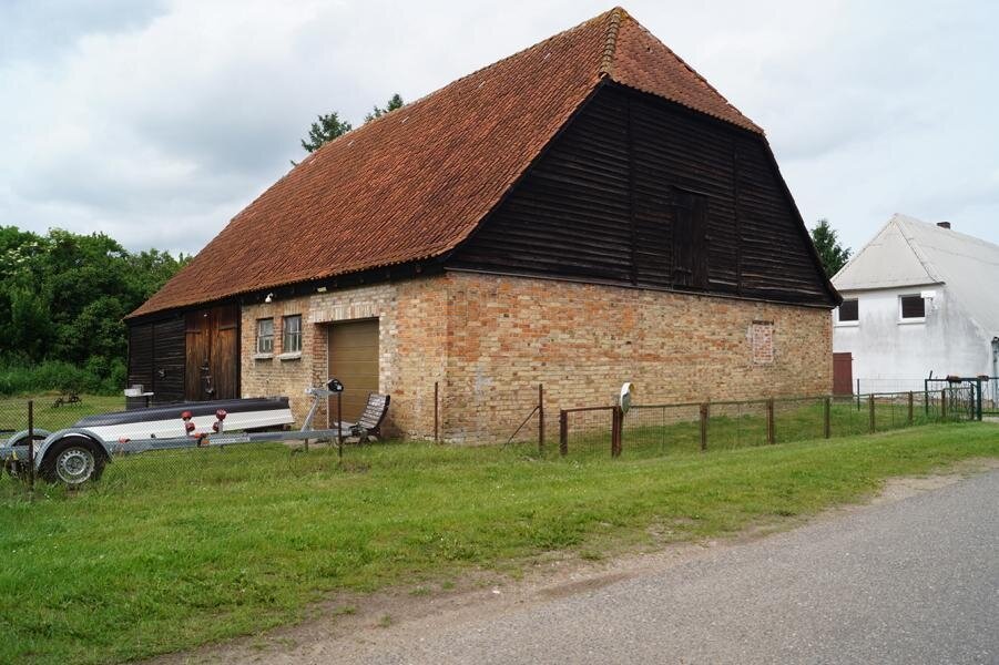 Authentische Hofarchitektur mit charaktervollem Satteldach und massiver Backsteinbauweise Authentische Hofarchitektur mit charaktervollem Satteldach und massiver Backsteinbauweise
