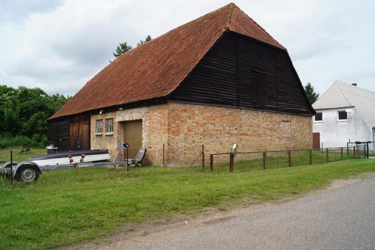 Authentische Hofarchitektur mit charaktervollem Satteldach und massiver Backsteinbauweise Authentische Hofarchitektur mit charaktervollem Satteldach und massiver Backsteinbauweise